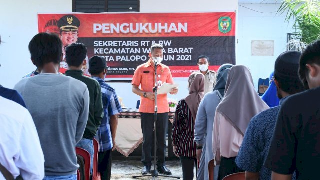 Kepala Badan Kepegawaian dan Pengembangan Sumber Daya Manusia (BKPSDM) Kota Palopo, Farid Kasim Judas SH MSi MH kembali melakukan pengukuhan Sekretaris Rukun Tetangga (RT) dan Rukun Warga (RW), Kamis (11/11/21).