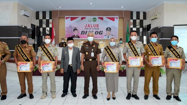 Walikota Palopo HM Judas Amir bersama Kepala Kejaksaan Negeri Palopo Agus Riyanto SH memimpin dan membuka dialog Peningkatan Kerjasama Pendampingan Hukum dan Pelayanan Unit Kerja Pemerintah kepada masyarakat melalui JALUR (Jaksa & Lurah), di Auditorium Saokotae, Selasa (09/11/2021).