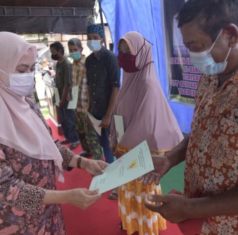 Bupati Luwu Utara Serahkan Sertifikat 172 Bidang Tanah Ke Masyarakat Desa Sepakat
