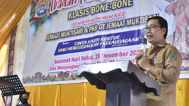 Wakil Bupati Luwu Utara, Suaib Mansur saat menghadiri ibadah perayaan Natal Klasis Bonebone Jemaat Muktisari dan PKB-Gt Jemaat Muktisari di Gereja Toraja Jemaat Muktisari Desa Muktisari Kecamatan Bonebone. Selasa (7/12/2021)