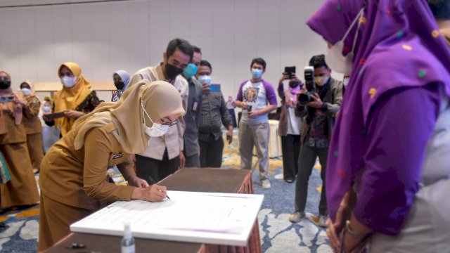 Bupati Luwu Utara Indah Putri Indriani menandatangani Fakta Integritas Pencegahan Perkawinan Anak di Sulawesi Selatan. Selasa (07/12/2021)