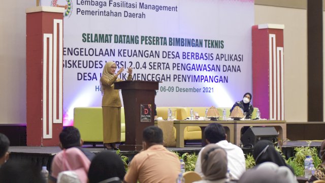 Bupati Luwu Utara saat membawa sambutan pembukaan Bimbingan Teknis (Bimtek) Pengelolaan Keuangan dan Penatausahaan Keuangan Desa Berbasis Aplikasi Siskeudes 2.0.4. di Makassar. Selasa (08/12/2021)
