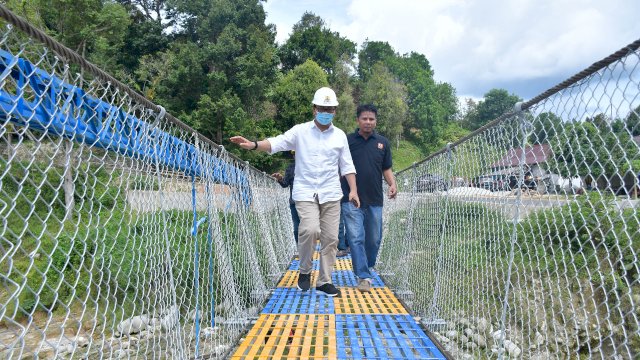 Wakil Bupati Luwu Utara meninjau langsung jembatan gantung Maipi yang baru. Jumat (17/12/2021) FOTO/PROTOKOL LUWU UTAR