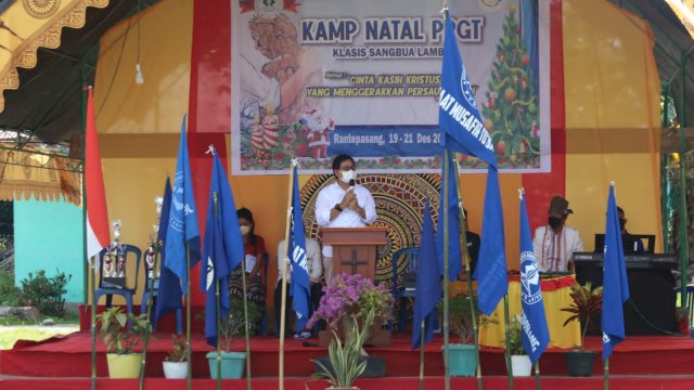 Wakil Bupati Luwu Utara, Suaib Mansur menghadiri Kamp Natal Persekutuan Pemuda Gereja Toraja (PPGT) Klasis Sangbua Lambe&rsquo; di Lapangan Sekolah Dasar (SD) Negeri 011 Rantepasang Desa Buangin Kecamatan Sabbang Selatan. Minggu (19/12/2021)