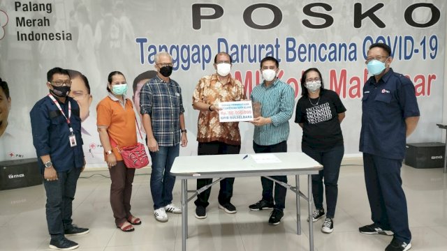 Ketua PMI Kota Makassar Syamsu Rizal (Deng Ical), menerima Donasi dari Ketua I GPIB Mupel SulselbaraPdt. Yuniar Jauhari, Senin (20/12/2021).