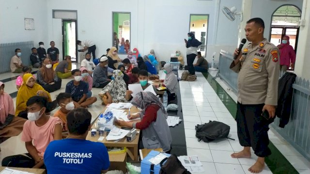 Kapolsek Banggae AKP Muhammad Sukri, meninjau Proses Vaksinasi warga.