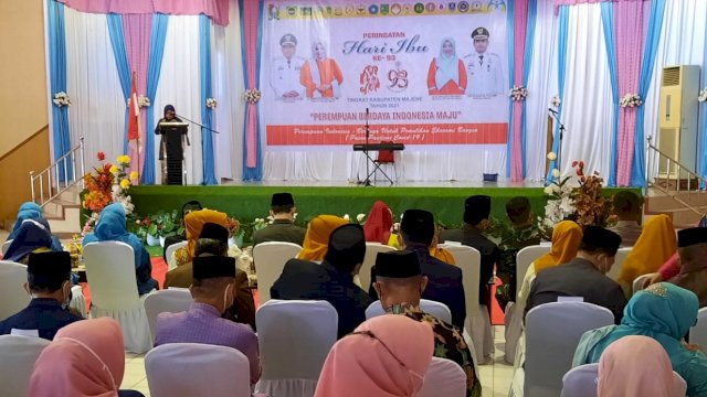 Peringatan Hari Ibu ke-93 Kabupaten Majene di Gedung Assamalewuang, (22/12/2021).