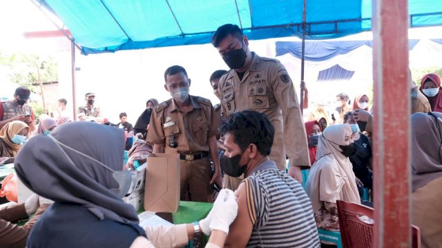 Bupati Gowa Adnan Purichta Ichsan, meninjau proses Vaksinasi, Selasa (21/12/2021).