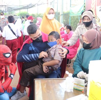Berkostum Ala Super Hero, Cara Polres Kendal Menarik Perhatian Anak Untuk Mau Divaksin