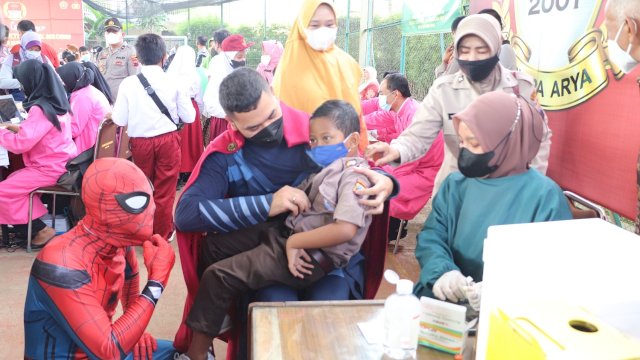 Salah satu Petugas menggunakan pakaian Super Hero saat vaksinasi Anak di Agro Wisata Tirto Arum Baru Kendal, Rabu (22/12/2021).