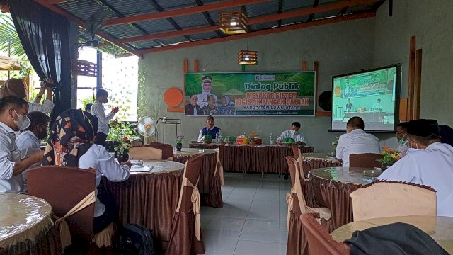 Wakil Ketua DPRD Luwu Utara, Karemuddin, menjadi Narasumber pada Dialog Publik di Warkop Dg Azis Masamba, Rabu (22/12/2021).
