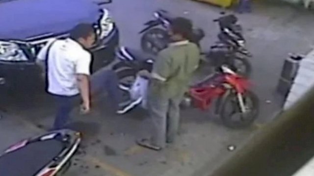 Tangkapan Layar Video seorang Pengendara Mobil yang memukul pemuda di Depan Indomaret di Kota Medan.