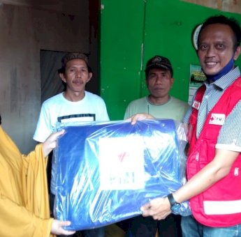 Tiga Kecamatan di Makassar Terkena Angin Puting Beliung, PMI Bergerak Cepat Beri Bantuan Terpolin Ke Warga