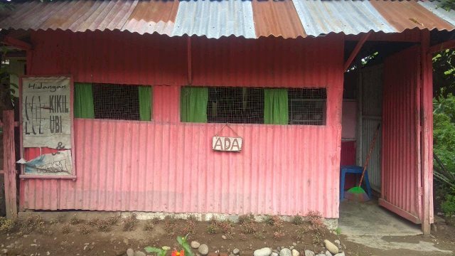 Warung milik warga yang dibobol maling di kelurahan Pattallassang, Sabtu (25/12/2021).