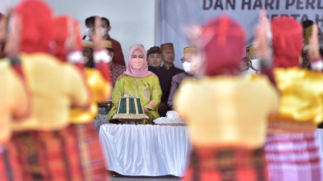 Bupati Luwu Utara, Indah Putri Indriani saat menghadiri Hari Jadi Luwu ke-754 dan Hari Perlawanan Rakyat Luwu (HPRL) ke-76 di Rujab Bupati Luwu. Minggu (23/1/2022)