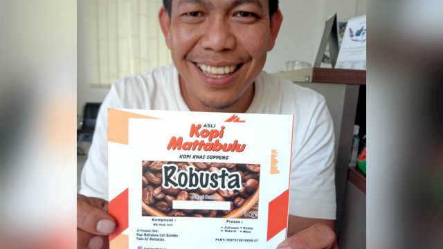 Hendrik, salah satu peserta yang akan mewakili Kabupaten Soppeng pada Festival Pesona Kopi Agroforestri 2022, memperlihatkan kemasan Kopi Mattabulu, Selasa (18/01/2022).