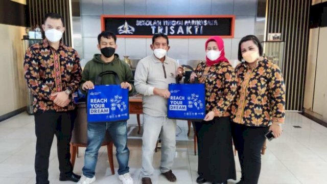 Kadis PPK dan UKM Kabupaten Soppeng Drs.Sarianto.M.Si saat menghadiri undangan khusus ke Rektorat Sekolah Tinggi Perhotelan dan Pariwisata Trisakti Jakarta, Jumat (28/01/2022).