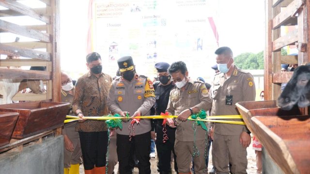 Menteri Pertanian RI Syahrul Yasin Limpo (kedua kanan) didampingi Bupati Gowa Adnan Purichta Ichsan (kiri) saat meresmikan lokasi pengembangan kambing boerka di Desa Tamannyeleng, Kecamatan Barombong, Jumat (31/12/2021). (Istimewa)