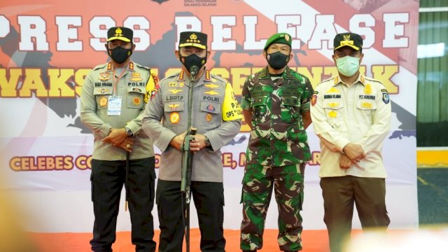 Kapolri Jenderal Listyo Sigit Prabowo, didampingi Plt Gubernur Sulsel Andi Sudirman Sulaiman bersama Kapolda Sulsel Irjen Pol Nana Sudjana dan Pangdam XIV Hasanuddin Mayjen TNI Mochamad Syafei Kasno, saat Pengundian Grand Prize 1 unit Mobil Gebyar Vaksin yang dilaksanakan di CCC Makassar, Jumat (31/12/2021).