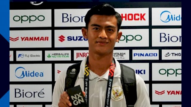 Arhan Pratama saat menerima penghargaan sebagai pemain muda terbaik Piala AFF 2020. (Foto: dok.Twitter AFF Suzuki Cup)
