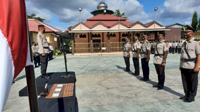Kapolres Majene AKBP Febryanto Siagian, memimpin serah terima Jabatan, di Lapangan Upacara Mapolres Majene, Senin (03/01/2022).