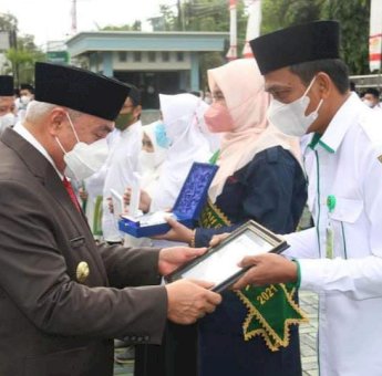 Puncak HAB ke-76, Gubernur Kaltim Serahkan Satya Lencana Karya Satya