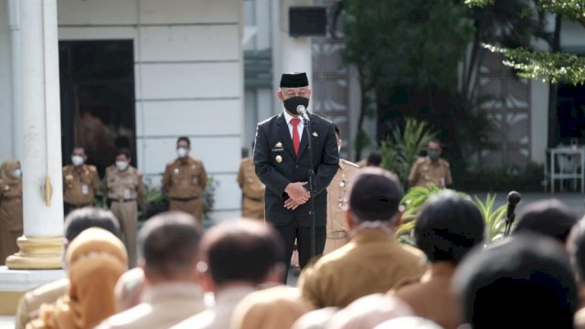 Wakil Bupati Gowa Abd. Rauf Malaganni saat memimpin Upacara Pengibaran Bendera di halaman Kantor Bupati Gowa, Senin (03/01/2022). (Istimewa)
