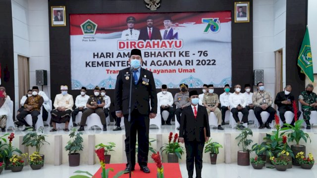 Sekda Prov Sulsel Abdul Hayat Gani, menjadi Inspektur Upacara di Hari Amal Bakti ke-76 di Asrama Haji Makassar, Senin (03/01/2022).