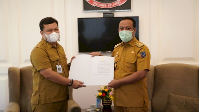 Plt Gubernur Sulsel Andi Sudirman Sulaiman, menyerahkan SK sebagai Plt Kepala Dinas Ketahanan Pangan dan Holtikultura kepada Kemal Redindo Syahrul Putra, Senin (03/01/2022).