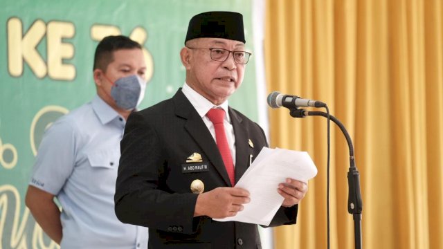 Wakil Bupati Gowa Abd Rauf Malaganni, memberikan sambutan saat Upacara Hari Amal Bakti Kementerian Agama RI Ke-76 Tingkat Kabupaten Gowa, di Gedung Haji Bate Sungguminasa, Senin (03/01/2022).