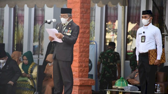 Gubernur Sulbar Ali Baal Masdar, memberikan sambutan saat Upacara Peringatan Hari Amal Bakti Kementerian Agama Republik Indonesia (Kemenag RI) Ke-76 Tingkat Prov. Sulbar, Senin (03/01/2022).