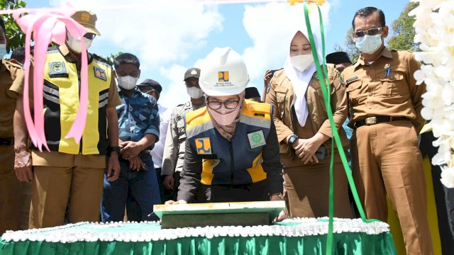 Bupati Luwu Utara Indah Putri Indriani, menandatangani Prasasti Persamian Jembatan Sungai Walu-Walu, Senin (03/01/2022).