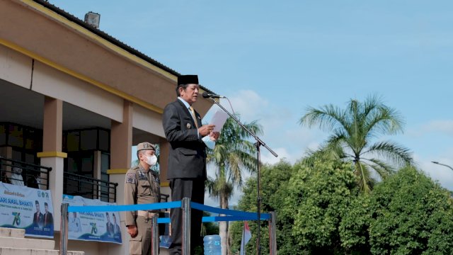 Bupati Soppeng Andi Kaswadi Razak, membacakan Amanat Menteri Agama RI Yaqut Choli Qaumas, saat Upacara HAB ke-76, di Lapangan Gadis Watansoppeng, Senin (03/01/2022).