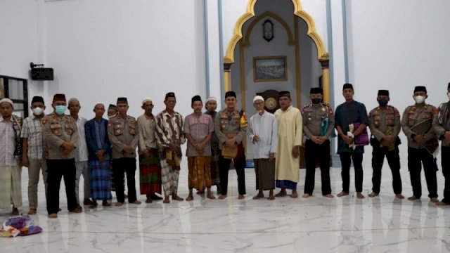 Kapolres Palopo AKBP Muhammad Yusuf Usman Melaksanakan Safari Subuh, Selasa (4/1/2022).