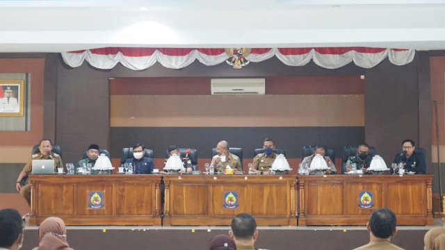 Rapat Koordinasi Forkopimda Jeneponto yang dipimpin langsung Bupati Iksan Iskandar, di Ruang Pola Panrannuanta Kantor Bupati Jeneponto, Selasa (04/01/2022).