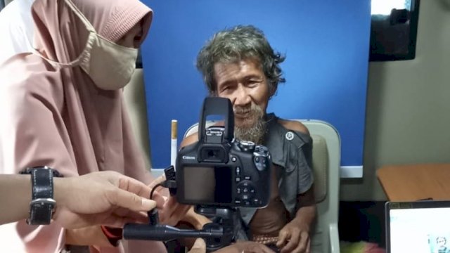 Salah satu Orang Dalam Gangguan Jiwa Sunandar (69 tahun), melakulan perekaman e-KTP di Kantor Dinas Kependudukan dan Catatan Sipil Kabupaten Bulukumba, Selasa (04/01/2022).
