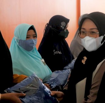 Sutinah Tunaikan Janji, Ribuan Pakaian Seragam Diberikan Majelis Taklim di Mamuju