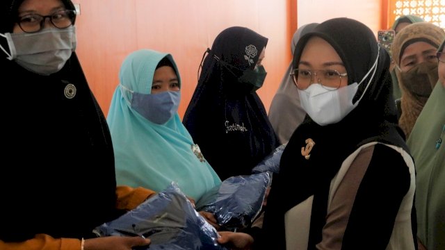 Bupati Mamuju Sunati Suhardi, menyerahkan pakaian Seragam kepada salah satu perwakilan Majelis Taklim, di Masjid Nurul Anhar Kelurahan Mamunyu, Selasa (04/01/2022).