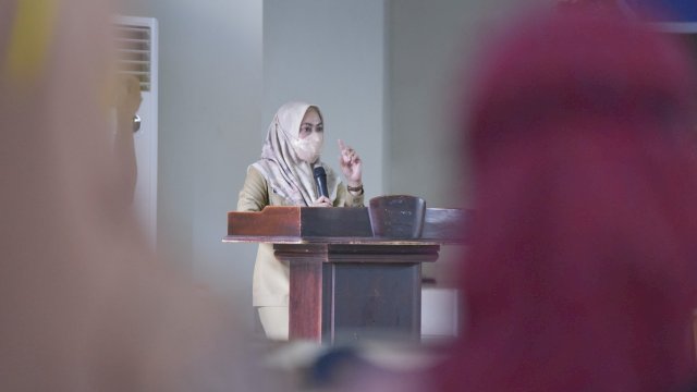 Bupati Luwu Utara Indah Putri Indriani, memberikan arahannya saat membuka kegiatan peningkatan kapasitas Puspaga (Pusat pembelajaran Keluarga) dan pembuatan sistem rujukan penanganan perkawinan anak di Luwu Utara, Selasa (04/01/2022).