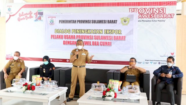 Gubernur Sulbar Ali Maal Masdar, memberikan sambutan saat Pertemuan dengan para Pimpinan Pemegang IUP komoditas se-Sulawesi Barat dan Pelaku UMKM di Tribun Merah Putih Kantor Gubernur Sulbar, Selasa (04/01/2022).
