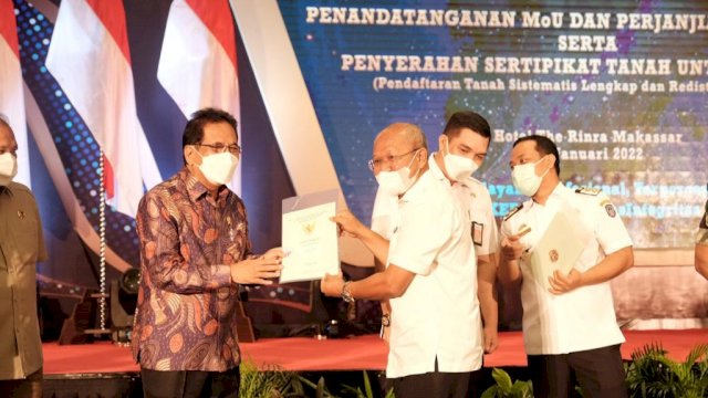 Bupati Jeneponto Iksan Iskandar, menerima Sertifikat Tanah secara Simbolis dari Menteri ATR-BPN Sofyan A. Djalil, di Hotel The Rinra Makassar, Rabu (05/01/2022).