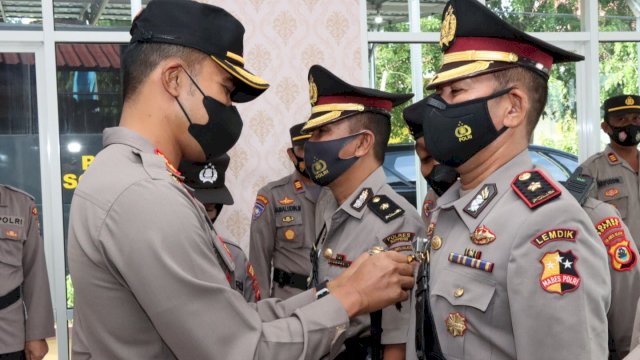 Kapolres Soppeng AKBP Moh. Roni Mustofa, memasangkan Pin Tanda Jabatan kepada Salah Satu Pejabat Lingkup Polres Soppeng, Rabu (05/01/2022).