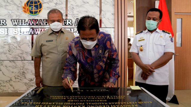 Menteri ATR Sofyan Djalil, menandatangani Parasti Peresmian Masjid di Kanwil ATR/BPN Provinsi Sulawesi Selatan dan peresmian masjid Kanwil ATR/BPN Sulsel Nurul Ardi, di Jalan Cendrawasih, Makassar, Rabu (05/01/2021).