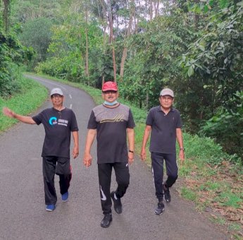 Nikmati Suasana Kampung Halaman, Mantan Kapolda Sulsel Telusuri Desa-Desa Dengan Jalan Sehat