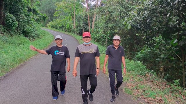 Irjen Pol (Purn) Burhanuddin Andi (tengah), saat berolahraga menikmati suasana Kampung Halamannya di Kabupaten Soppeng.