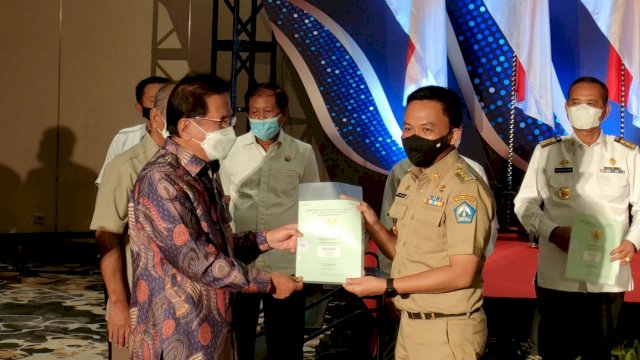 Bupati Bantaeng Ilham Syah Azikin, menerima secara Simbolis Setifikat Tanah untuk Masyarakat Kabupaten Bantaeng dari Menteri ATR/BPN Sofyan Djalil, Rabu (05/01/2022).