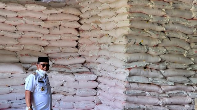 Wakil Bupati Soppeng Luthfi Halide, saat meninjau ketersediaan Pupuk di Gudang PKT Solie, Desa Pising, Kecamatan Donri-Donri, Rabu (05/01/2022).