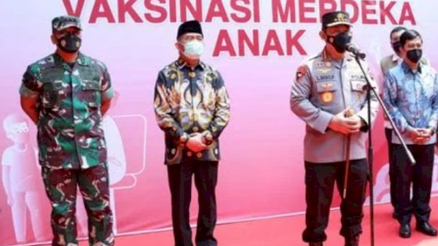 Kapolri Jenderal Pol Listyo Sigit Prabowo, memberikan sambutan saat menghadiri Launching vaksinasi Merdeka anak di SDN 01 Mangga Dua Selatan, Sawah Besar, Jakarta Pusat, Rabu (05/01/2022).