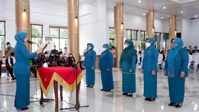 Ketua TP PKK Kabupaten Gowa Priska Paramita Adnan saat melantik lima Ketua TP PKK tingkat kecamatan di Baruga Karaeng Galesong, Kantor Bupati Gowa, Rabu (05/01/2022). (Istimewa)