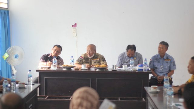 Bupati Jeneponto Iksan Iskandar (tengah), saat melakukan Inspeksi Mendadak di Dinas Lingkungan Hidup, Kamis (06/01/2022).